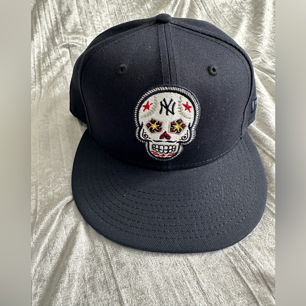 New era yankee skull fitted size 7 3/8 Yankee blue colorway